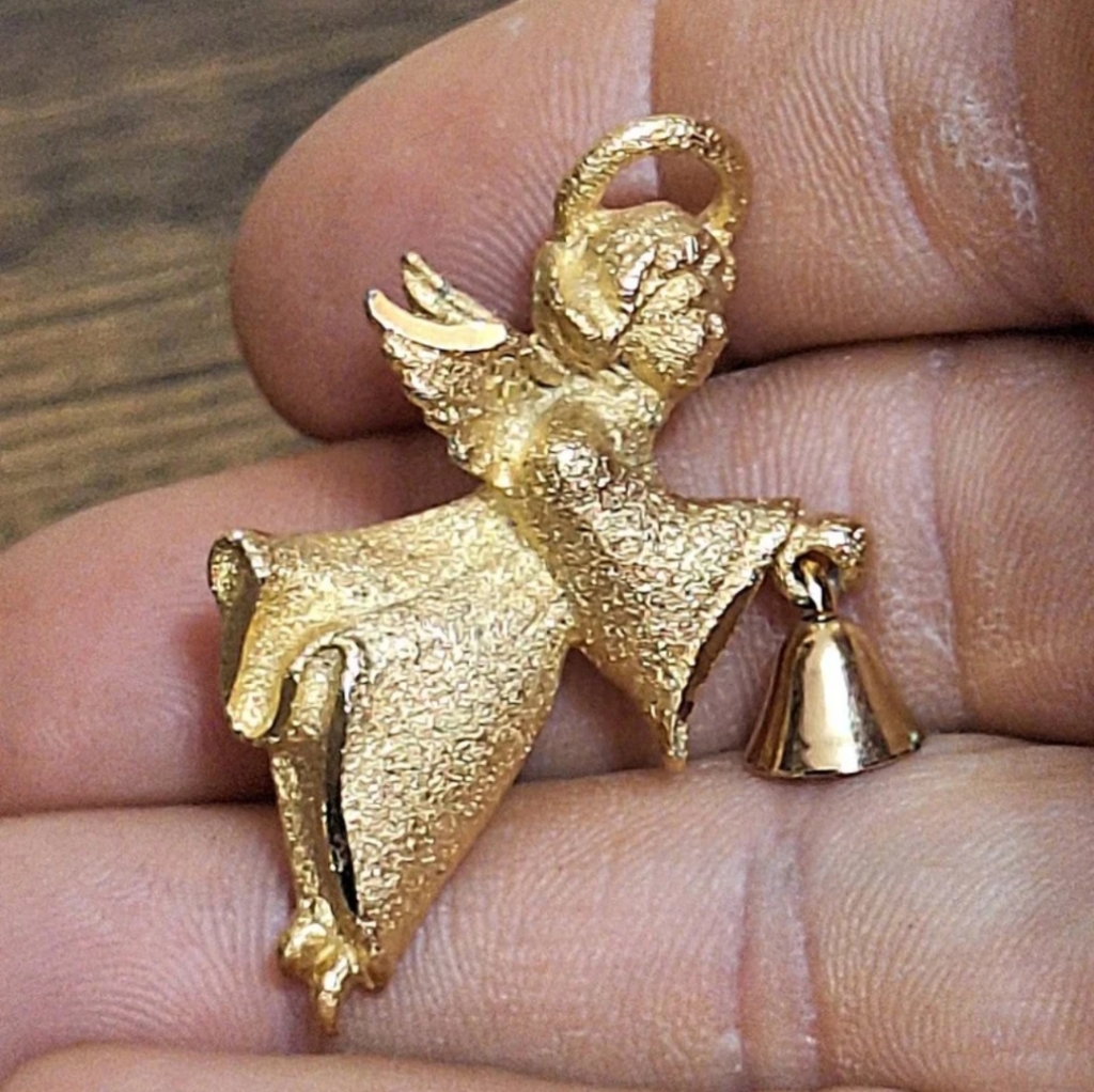 Beautiful Vintage 1980s Robyn Rush Angel With Bell Gold Tone Pin/Brooch.